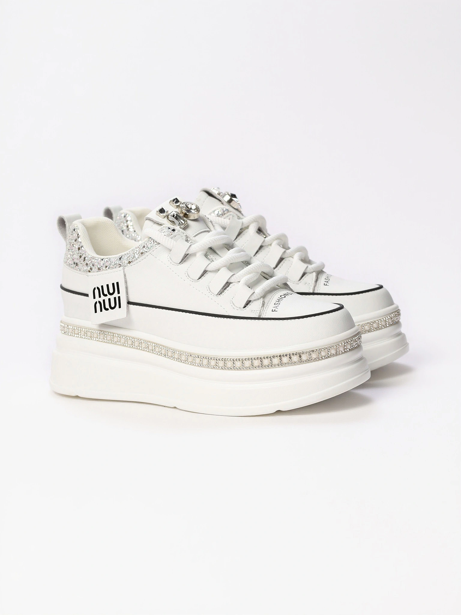 Кеды белого цвета со стразами и блестками на высокой платформе